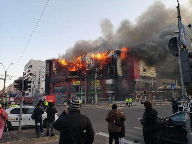 Incendiu puternic în București, la un centru comercial din Sectorul 5. Raed Arafat: „E risc de prăbușire”