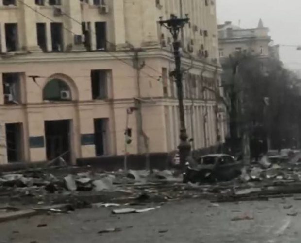 „Mi se rupe inima”. Înregistrare video cu o rachetă care explodează în centrul orașului Harkov, în Piața Libertății