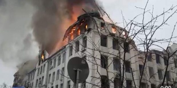VIDEO | Bătălia pentru Harkov: O clădire guvernamentală, lovită de rachete, acuză Kievul