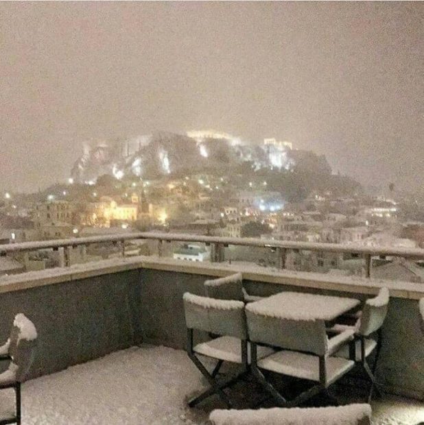 VIDEO | Ninsori abundente și temperaturi scăzute în Grecia, inclusiv în Atena. Traficul, dat peste cap