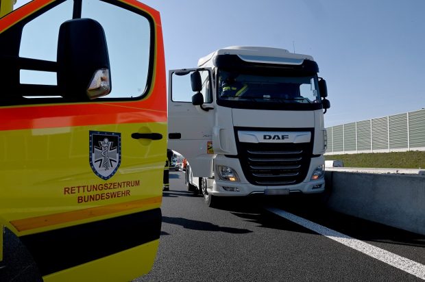 Femeie urcată în mers în cabină, ca să oprească TIR-ul unui șofer român care murise cu capul pe volan, în Austria