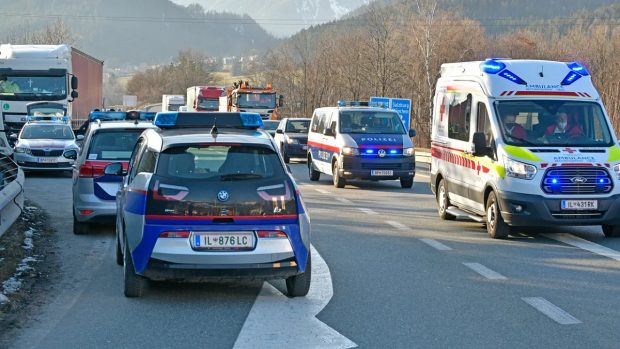 Un șofer român de TIR s-a bătut cu polițiștii pe o autostradă din Austria. A rănit 4, apoi l-au amețit cu spray cu piper