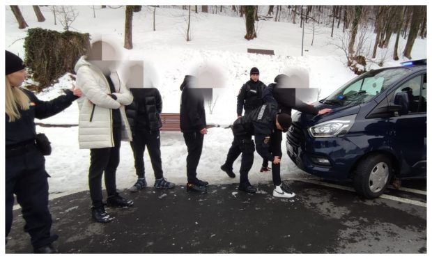 Bătaie în care au fost implicați 30 de tineri, dintre care 10 sunt minori, în Brașov. Poliția a dat amenzi de 2.200 de lei