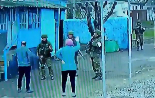 VIDEO | Patru soldați ruși înarmați, dați afară dintr-o curte de doi bătrâni cu mâinile goale. Imaginile au devenit virale