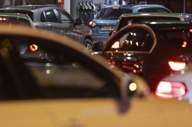 Cât costă benzina azi, după o noapte de panică și cozi în urma zvonurilor legate de o scumpire de câțiva lei