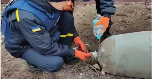 VIDEO VIRAL | Cum dezamorsează ucrainenii o bombă cu mâinile goale și o sticlă cu apă