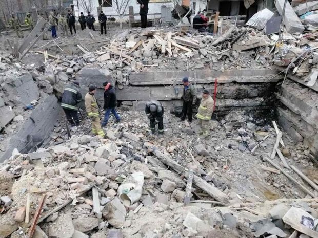 Noi imagini cu urmările bombardamentelor rusești din Ucraina. Rachete înfipte în asfalt la Mikolaev, 13 morți în Makariv