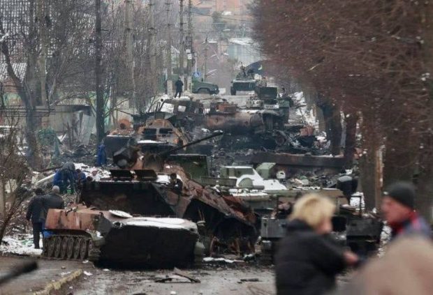 FOTO: Munte de blindate rusești zdrobite după luptele din Bucha, Kiev. Video sumbru de la fața locului