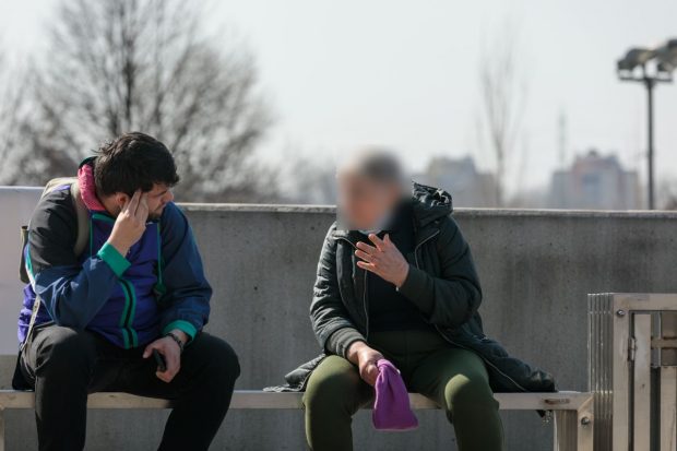 Corespondență din Cracovia. Mărturia bunicii rusoaice scăpate din Mariupol: „După săptămâni de asediu, un proiectil GRAD mi-a căzut în fântână. Mi-am luat nepoata și am plecat”