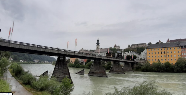 Culmea frontierei! Navetiștii austrieci nu pot traversa un pod înapoi spre casă, din cauză că pe partea germană e sens unic