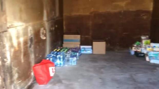 Container ruginit pentru alimentele oferite refugiaților ucraineni, în vama Urziceni. Prefectul de Satu Mare: „Eroare regretabilă”