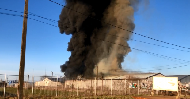 Incendiu puternic la Carei, la o hală în care sunt depozitate anvelope. Avertizare Ro-Alert pentru fum toxic