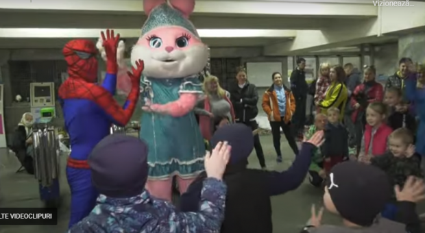Animatori îmbrăcați în Spider Man sau Batman coboară în metroul din Harkov pentru a distra copiii care trăiesc în subteran din cauza războiului