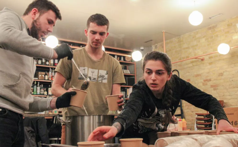 Cafenele din Kiev, redeschise „pentru a face oamenii să zâmbească” în timp de război