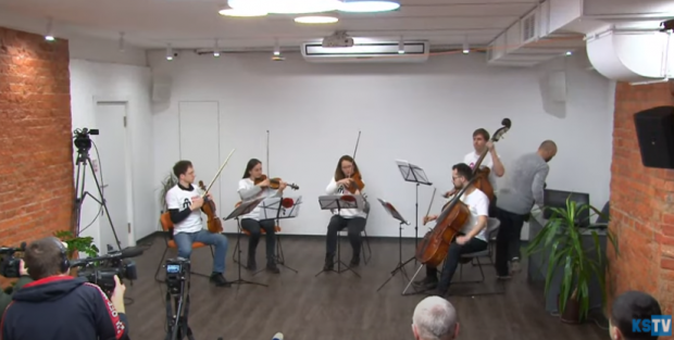 Un festival de muzică clasică, intitulat „Concert printre explozii”, se desfășoară într-un buncăr din Harkiv
