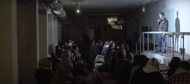 „Noi o să râdem la urmă!”. Spectacol de stand-up într-un adăpost antibombă din Sumî