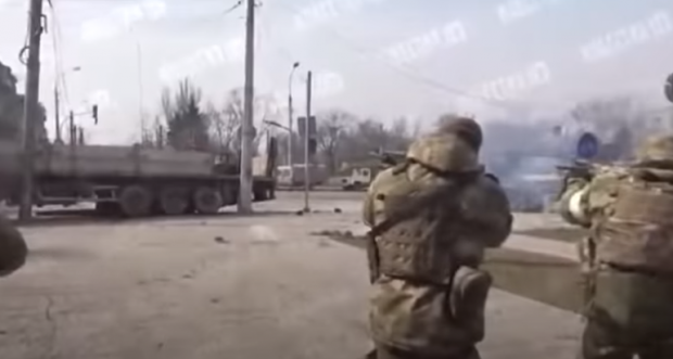 Filmare virală cu luptători ceceni care trag într-un semafor: „O bătălie aprigă între kadîroviți și semaforul Bandera”