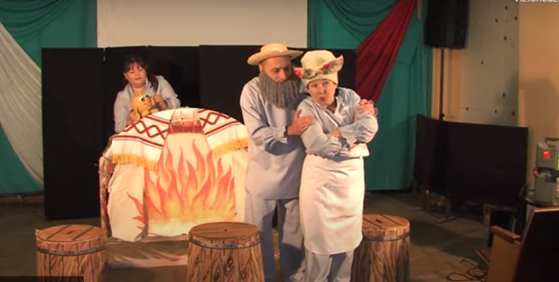 Un teatru de păpuși joacă „Omul de turtă dulce” în subsolul unui hotel din Kropîvnîțkîi, pentru copiii fugiți cu familiile lor din orașele distruse de război