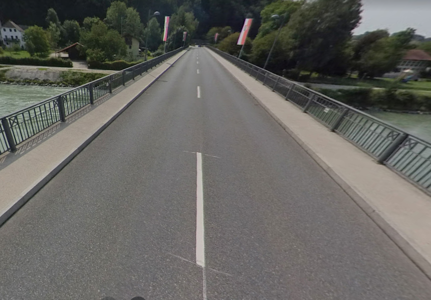 Culmea frontierei! Navetiștii austrieci nu pot traversa un pod înapoi spre casă, din cauză că pe partea germană e sens unic