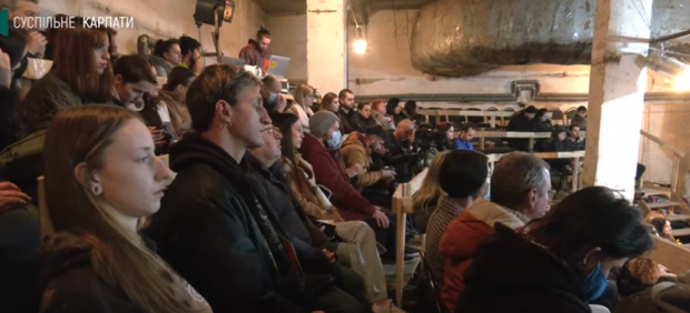Teatru în vreme de război. O trupă de actori continuă să joace într-un buncăr, la Ivano-Frankivsk