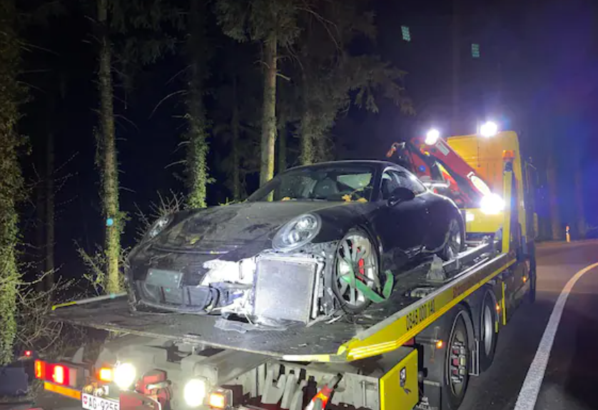 Un șofer a căzut cu mașina de 200.000 de euro pe care o luase în test drive într-o râpă, în Elveția
