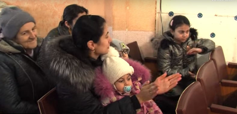 Un teatru de păpuși joacă „Omul de turtă dulce” în subsolul unui hotel din Kropîvnîțkîi, pentru copiii fugiți cu familiile lor din orașele distruse de război