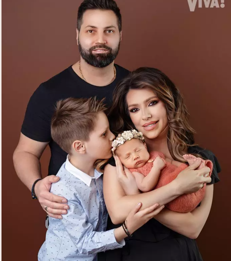 Primele imagini cu fetița Celiei. „Deși suntem obosiți, ne simțim cei mai fericiți, ne-am dorit din toată inima”