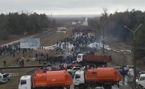 Soldații ruși au cerut să facă o poză în curtea centralei nucleare de la Zaporojie, ca să vadă șefii că au cucerit-o: „Apoi vom pleca!”