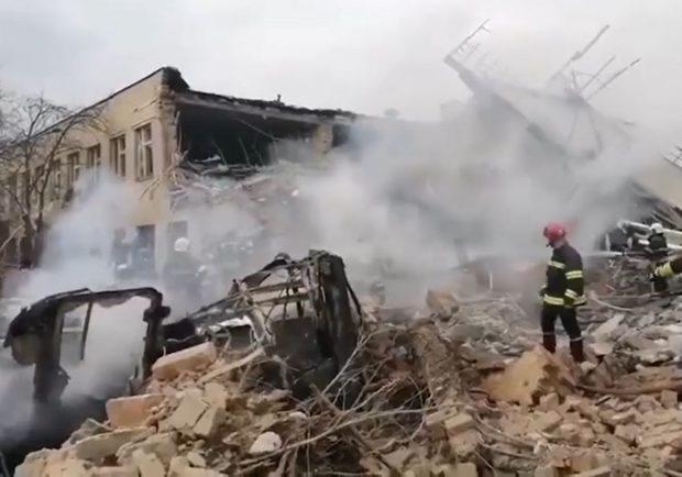 Clădiri în flăcări, un aeroport complet distrus și un apel al președintelui ucrainean după ce opt rachete ruseşti au lovit orașul Viniţa