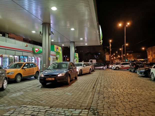 VIDEO. Cozi uriașe la benzinării, după apariția zvonului că prețul carburanților ar urma să treacă de 10 lei. Ministrul energiei: „Sunt speculații”. Doar la stațiile MOL, prețul a sărit de 9 lei/litru