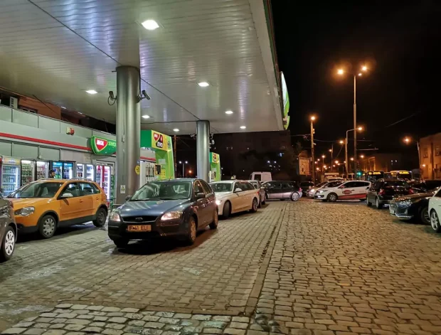 Molotovul românesc: o tonă de benzină, 10 kile de drojdie, fitil din 400 de suluri de hârtie igienică și radiații de la Cernobîl