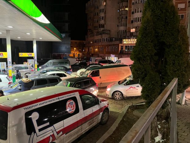 Tânără lovită într-o benzinărie din Iaşi pentru că nu a respectat rândul, după zvonul privind explozia prețului