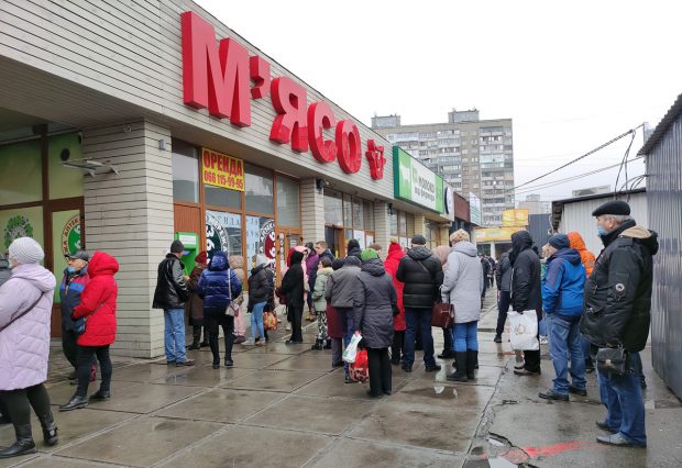 Viața de zi cu zi printre sirene și bombe la Kiev: „A fost sărbătoare când au băgat carne la magazin. Nu mai avem nimic proaspăt”