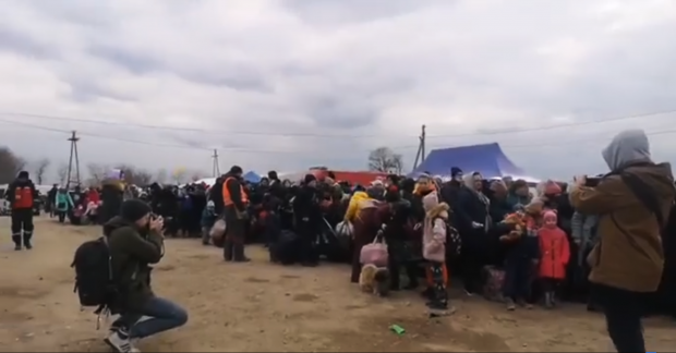 VIDEO. Rânduri, rânduri, refugiații ucraineni stau ca să intre în Republica Moldova și să fie îmbarcați spre România