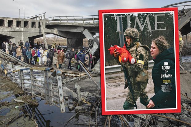 „A luat-o pe Emma în brațe și a început să o legene”. Povestea pozei emoționante de pe coperta Time, spusă de tânăra mamă care apare în imagine