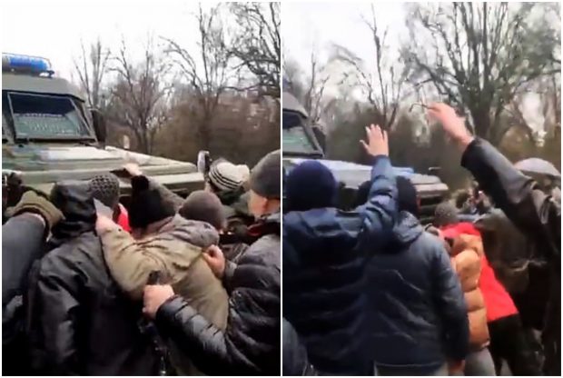 VIDEO | Cu mâinile goale în fața tancurilor rusești. Curajul ucrainenilor care au încercat să oprească o coloană de blindate