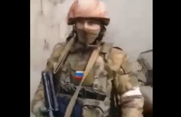 „Comandantul nostru de regiment e beat!”, le spune un soldat rus celor de acasă, care-l îndeamnă să se predea, ca să nu fie ucis