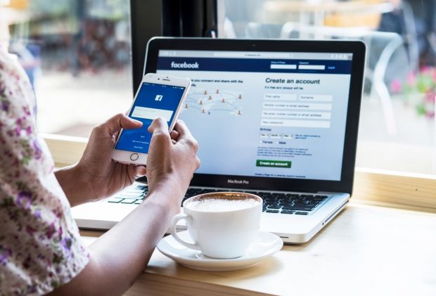 Cum transferi fotografiile și clipurile video de pe contul Facebook