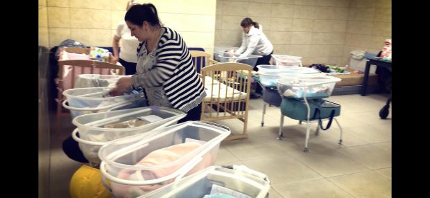 Ministerul Familiei anunță un „grup de lucru sub coordonarea MAE” pentru a găsi o soluție în cazul copiilor români născuți din mame-surogat la Kiev