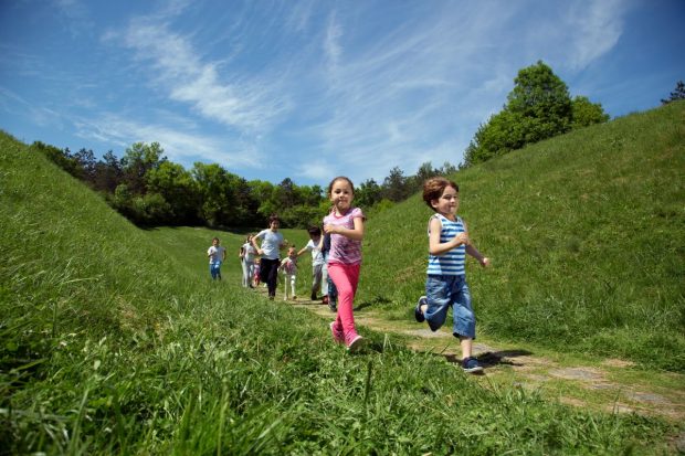 Beneficiile plimbărilor în natură pentru copii