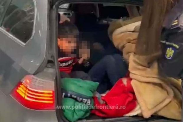 Doi soți români au încercat să iasă din ţară cu cei trei copii ai lor, ascunși în portbagajul mașinii