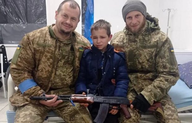 Un băiețel de 11 ani s-a dus singur, noaptea, la voluntarii din Borîspil și a cerut o armă ca să se lupte cu soldații ruși