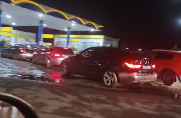 Klaus Iohannis, despre cozile uriașe de la benzinăriile din România „Informația a fost amplificată artificial și a dus la un val de panică”
