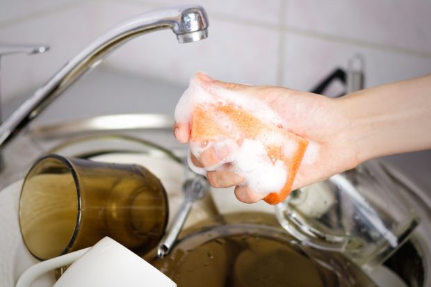 Cum cureți și dezinfectezi buretele de vase