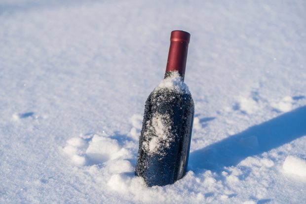 Cum răcești rapid o sticlă de vin