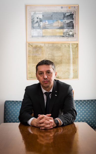 Cum poți face față stresului cauzat de pandemie și de război. Explică psihologul Daniel David
