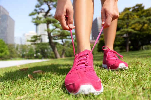 De ce pantofii sport au o gaură suplimentară pentru șireturi