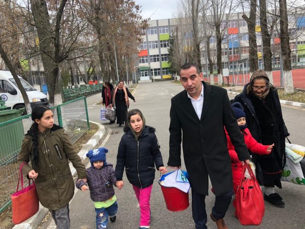 Partida Romilor Pro-Europa: Peste 20 de refugiaţi romi din Ucraina, dintre care 13 copii, cazaţi la Bucureşti