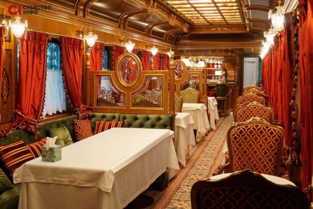 VIDEO. Ce s-a descoperit în casa unui oligarh ucrainean acuzat de trădare în favoarea Moscovei. Obiectul de lux orbitor era acoperit cu o prelată