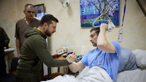 Volodimir Zelenski a vizitat militarii ucraineni răniți dintr-un spital. „Sănătate grabnică, băieți”